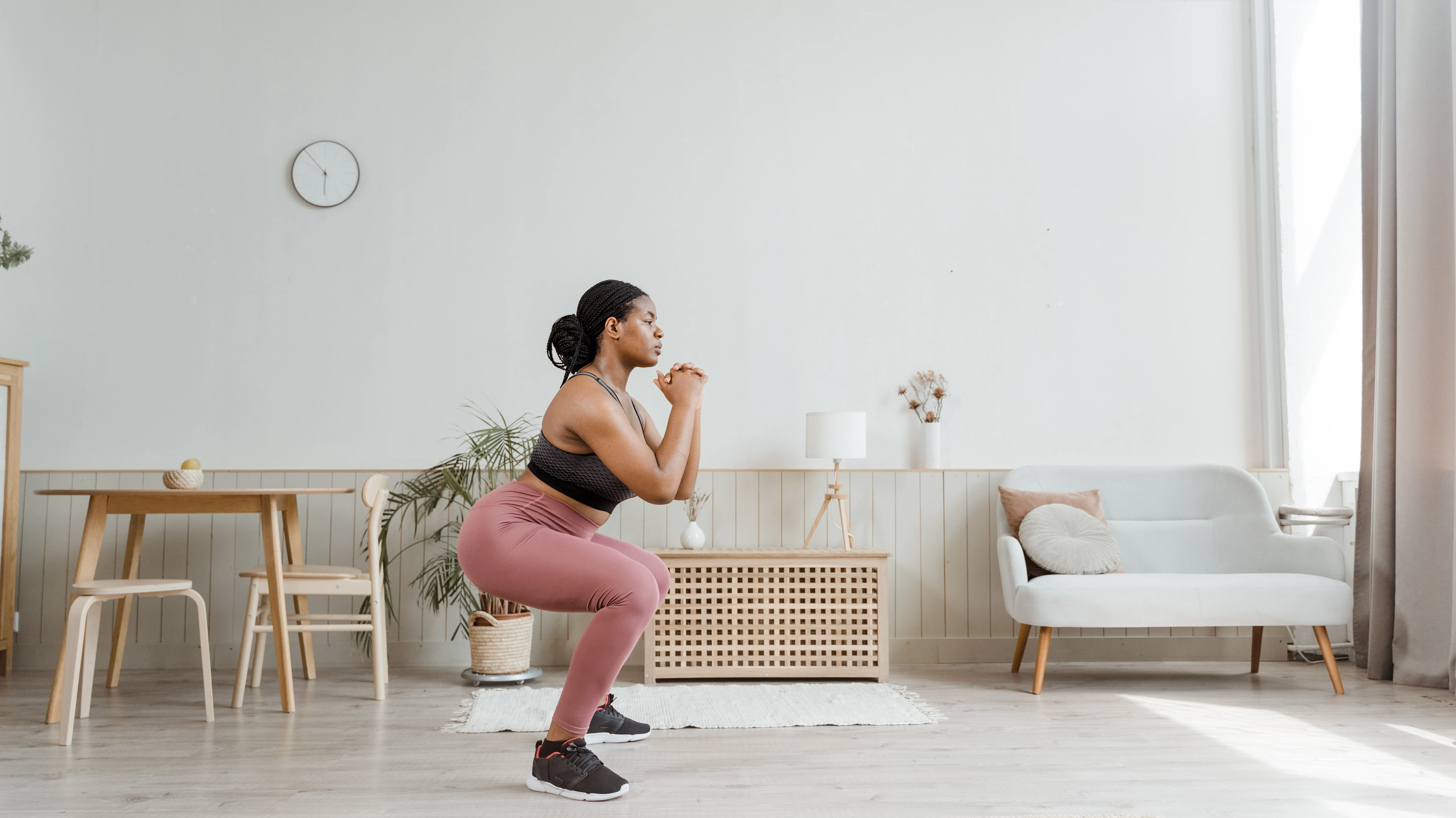 Mujer practicando sentadillas