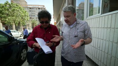 Chicote y Paco Ortega no dan crédito al descubrir que cobran un extra por sacar dinero en ventanilla en lugar del cajero