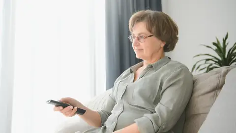 Mujer mayor viendo la televisión Mujer mayor viendo la televisión