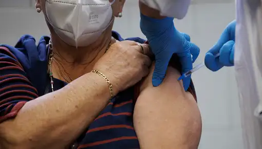 La campaña de vacunación conjunta de gripe y covid se adelanta por el repunte de casos