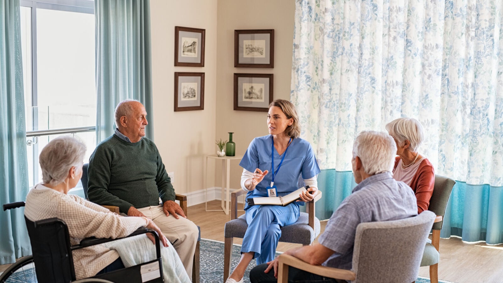 Sube un 6,4% el precio medio de las residencias de mayores privadas durante 2023, casi 2.000 euros al mes