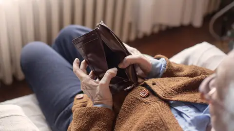 Hombre mayor con la cartera vacía Hombre mayor con la cartera vacía