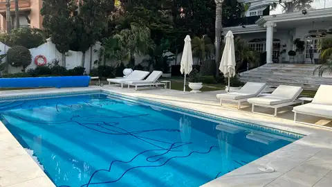 Piscina con la serigrafía de Picasso  Piscina con la serigrafía de Picasso