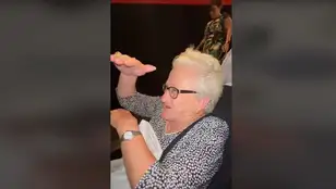 La entrañable reacción de esta abuela cuando su nieto la invita al cine, tras diez años sin ir