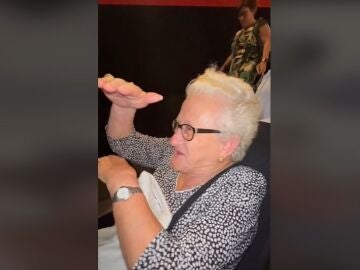 La entra&ntilde;able reacci&oacute;n de esta abuela cuando su nieto la invita al cine, tras diez a&ntilde;os sin ir
