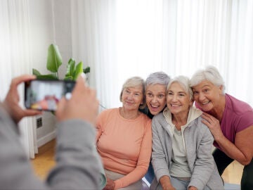 Mujeres mayores haci&eacute;ndose una foto