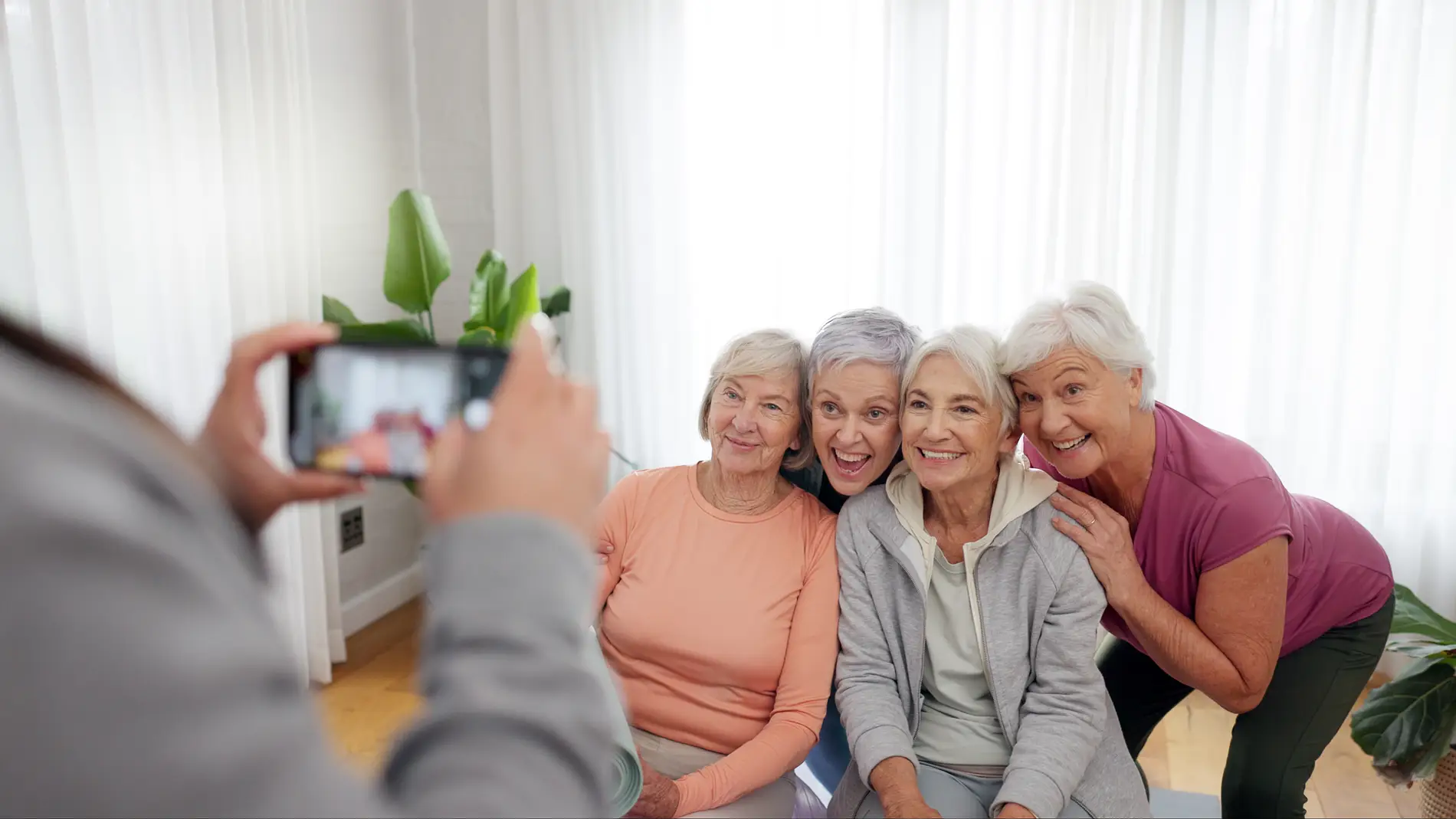 Mujeres mayores haciéndose una foto
