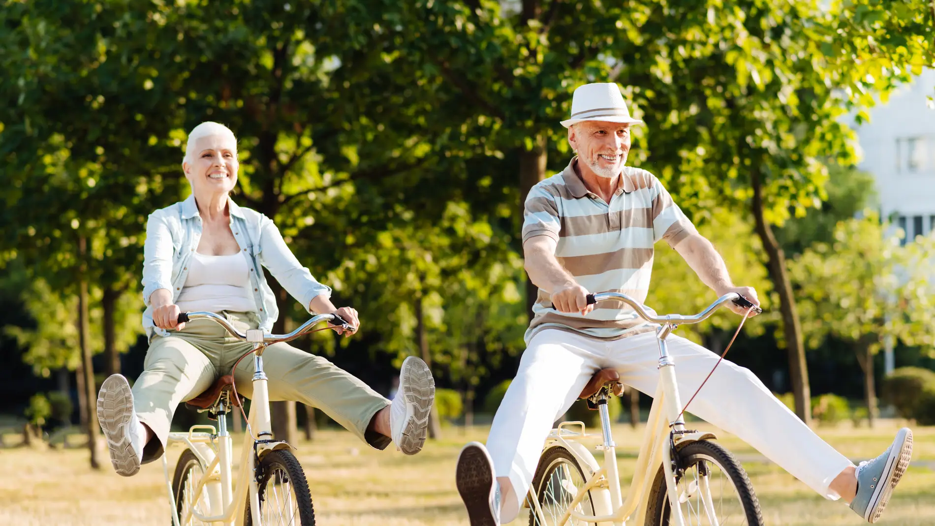 Personas mayores montando en bici