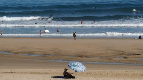 Donostiarras y visitantes disfrutan de las altas temperaturas que se registran en la playa de la Zurriola de San Sebastián Donostiarras y visitantes disfrutan de las altas temperaturas que se registran en la playa de la Zurriola de San Sebastián