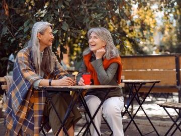 Mujeres mayores hablando