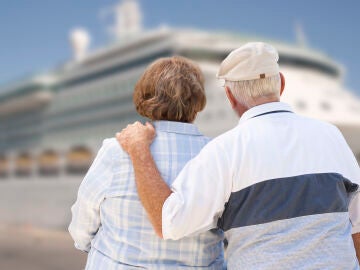 Una pareja mayor mira un crucero