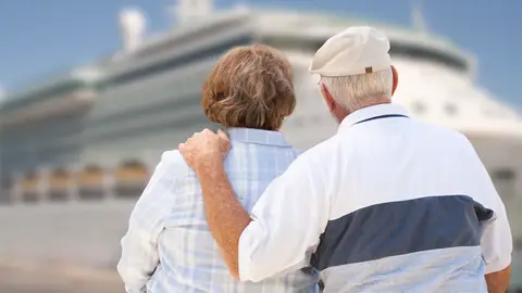 Una pareja mayor mira un crucero Una pareja mayor mira un crucero
