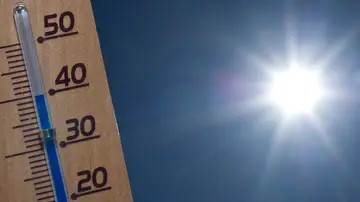 Imagen de archivo de un termómetro frente al sol