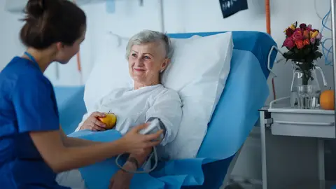 Enfermera atendiendo a paciente Enfermera atendiendo a paciente