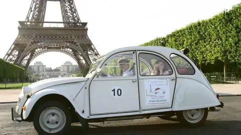 Imagen de un Citroen 2CV frente a la Torre Eiffel Imagen de un Citroen 2CV frente a la Torre Eiffel