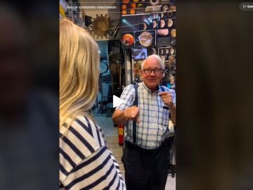 Antonio del Solar en su tienda de c&aacute;maras anal&oacute;gicas