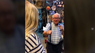 “Colas de más de 30 minutos”: La pequeña tienda de cámaras analógicas de Antonio, un jubilado de 76 años, se llena de gente tras un vídeo de TikTok