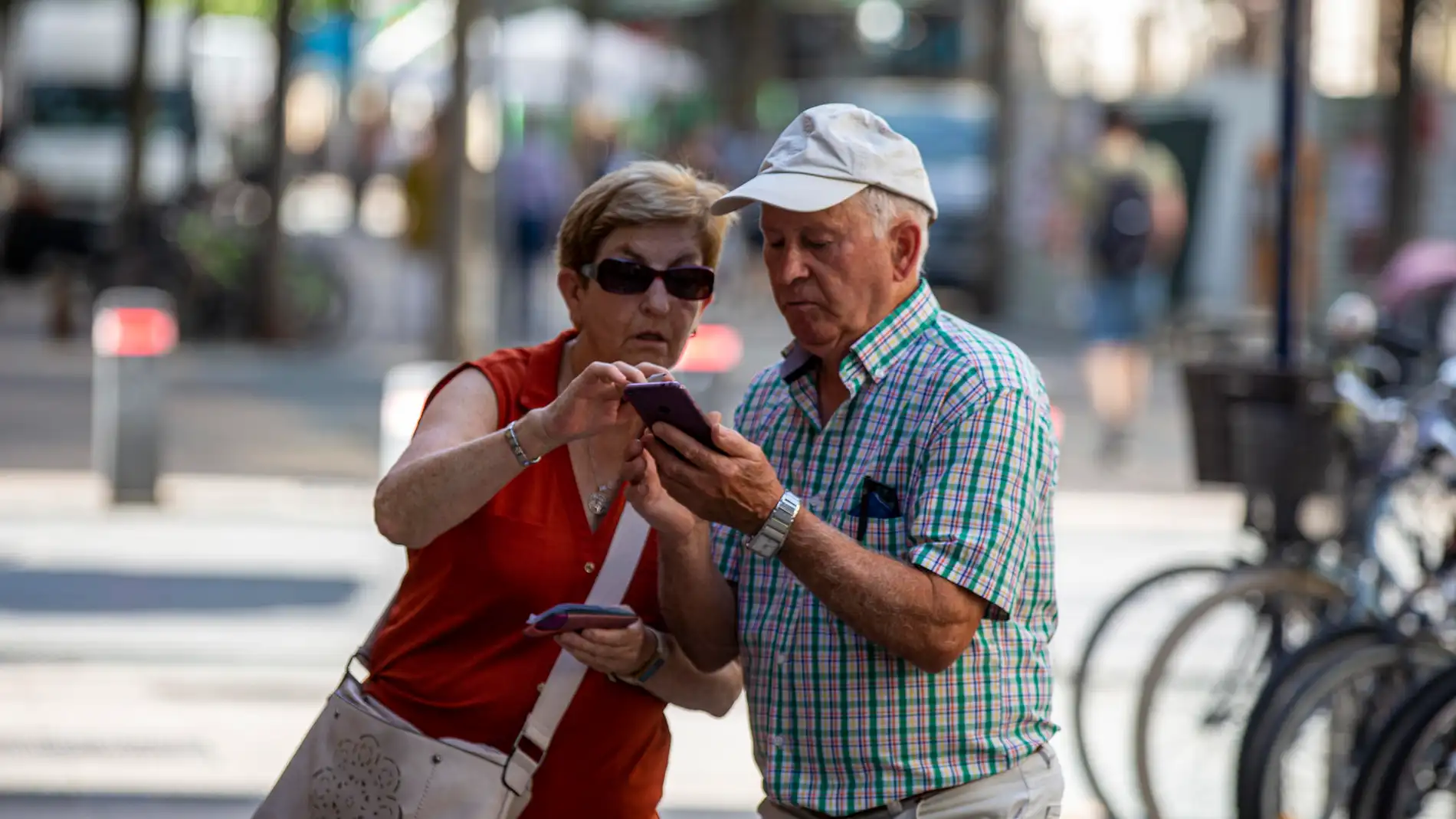 Personas mayores consultando el teléfono móvil