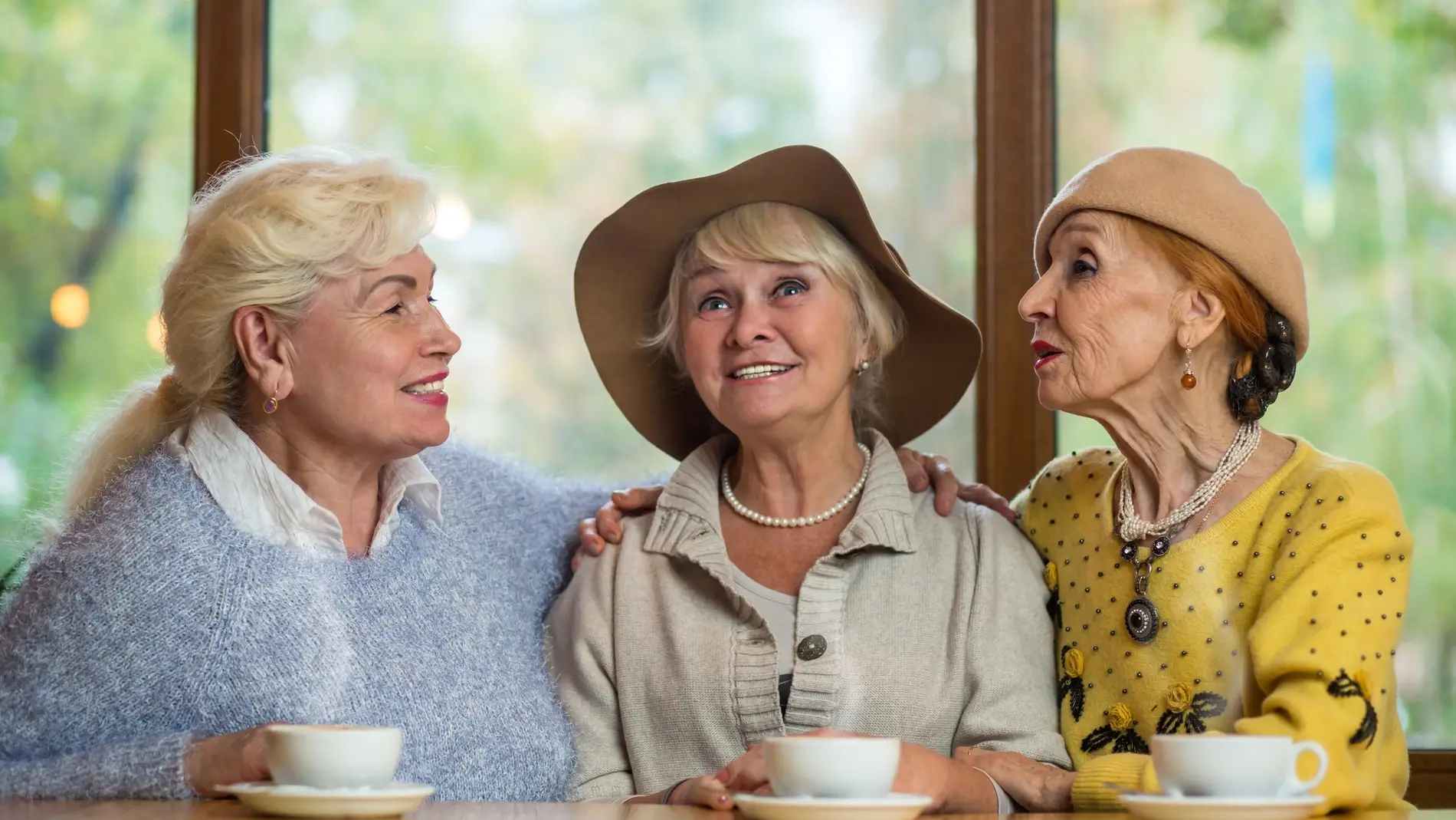 Mujeres mayores tomando café
