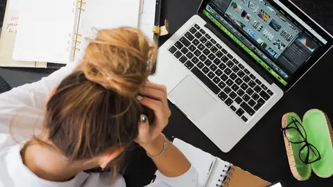Mujer estresada en el trabajo Mujer estresada en el trabajo