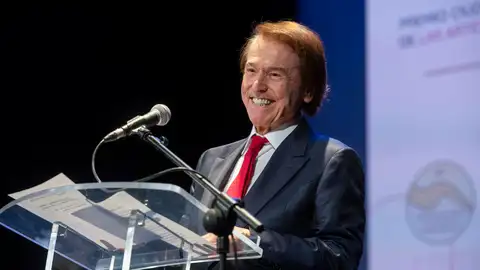 Raphael recoge el Premio de las Artes y las Letras Ciudad de Alcalá Raphael recoge el Premio de las Artes y las Letras Ciudad de Alcalá