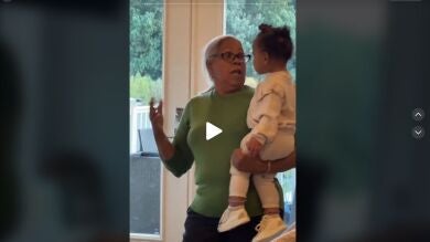 Los divertidos esfuerzos de una abuela para que su nieta aprenda español: 