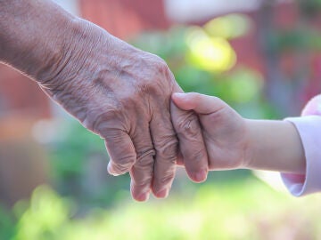 Manos de una abuela con su nieta