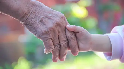 Manos de una abuela con su nieta Manos de una abuela con su nieta