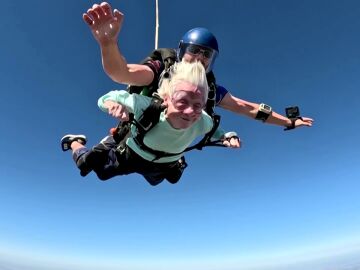 "La edad es solo un n&uacute;mero": Una mujer salta en paraca&iacute;das a los 104 a&ntilde;os y se convierte en la persona m&aacute;s longeva en conseguirlo
