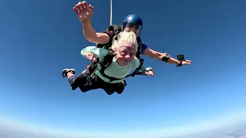 "La edad es solo un número": Una mujer salta en paracaídas a los 104 años y se convierte en la persona más longeva en conseguirlo "La edad es solo un número": Una mujer salta en paracaídas a los 104 años y se convierte en la persona más longeva en conseguirlo