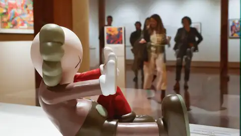 Una pequeña escultura en pvc de Kaws Companion, Resting place Una pequeña escultura en pvc de Kaws Companion, Resting place