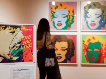 Litografías icónicas de Andy Warhol junto a una portada de los Rolling Stones