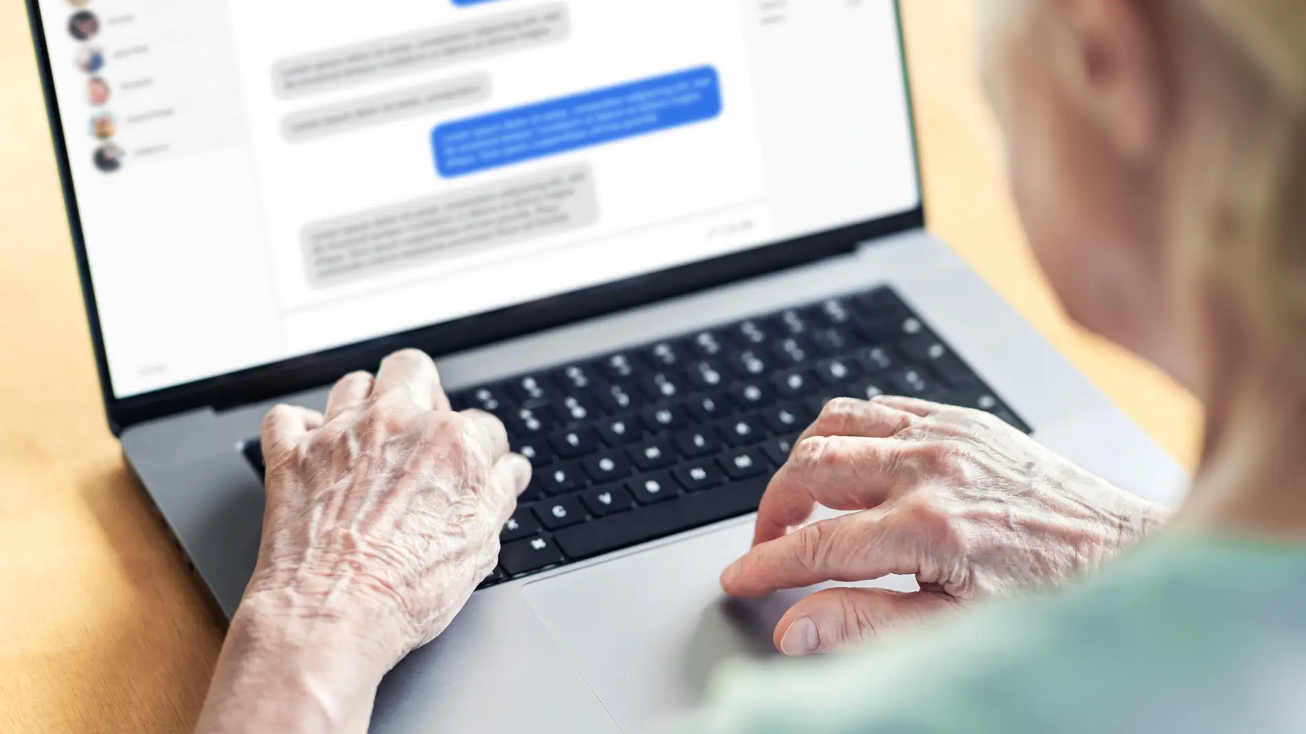 Mujer mayor chateando con un ordenador portátil