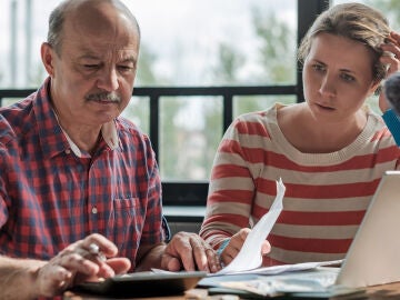 Hombre mayor ayudando a su hija