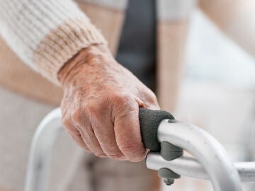 Mano de persona mayor con un andador