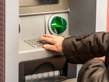 Persona mayor en un cajero