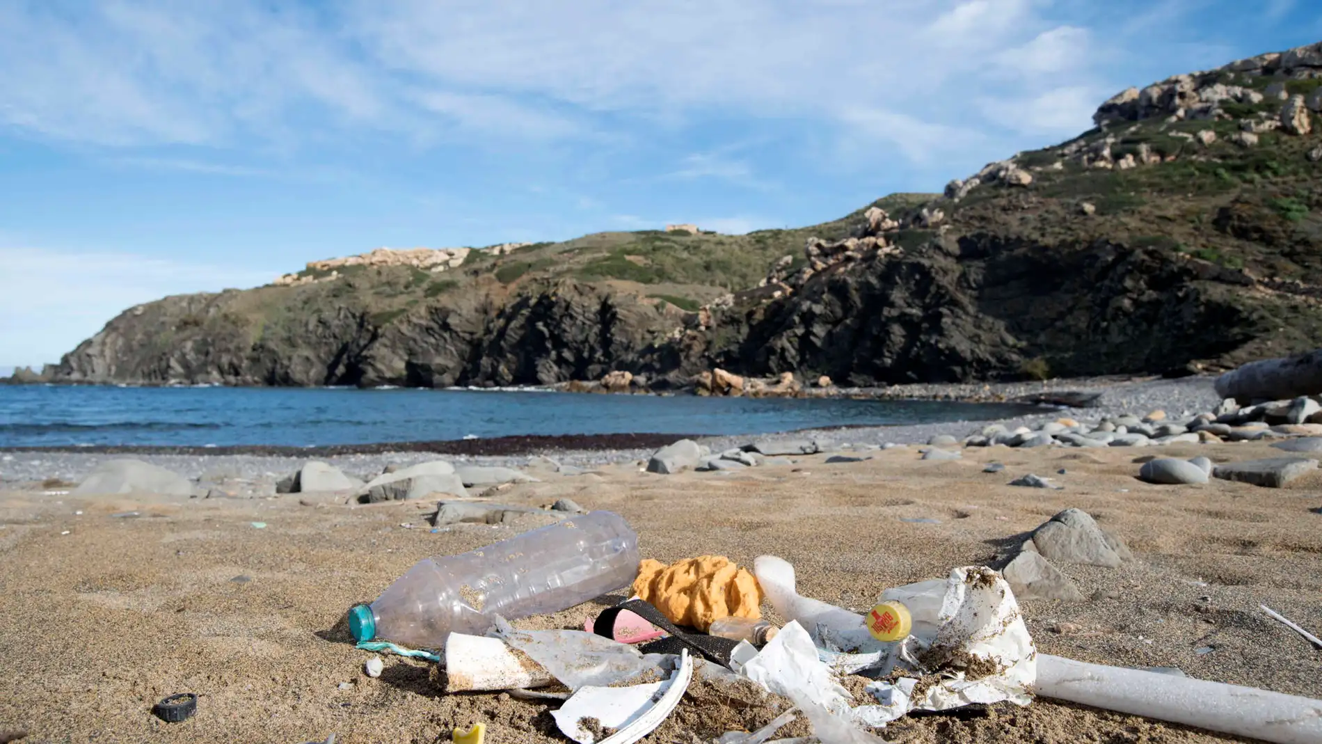 Basura encontrada en la playa de Pou d&#39;en Caldés, Menorca.