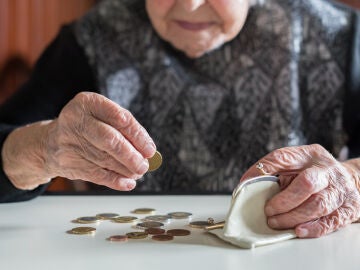 Mujer mayor contando dinero