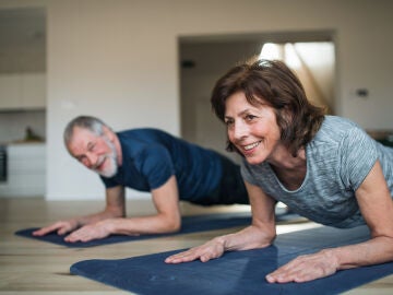 Pareja mayor haciendo ejercicio