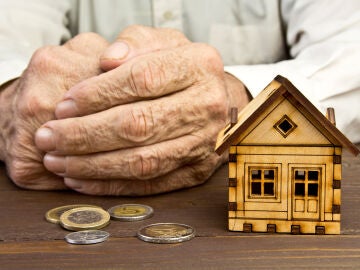 Persona mayor pagando hipoteca
