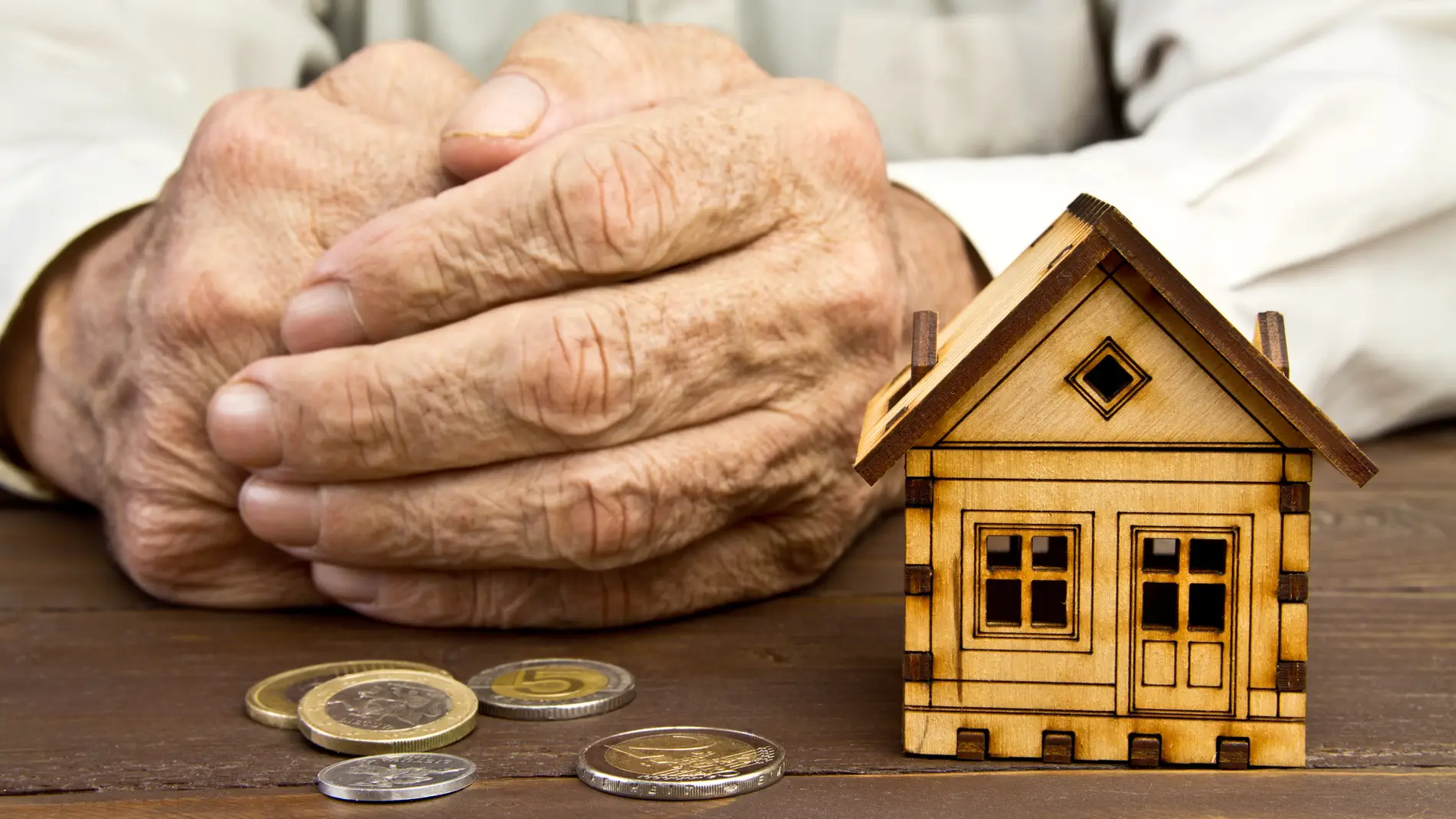 Persona mayor pagando hipoteca