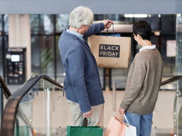 Pareja comprando durante el Black Friday