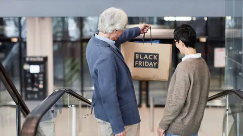 Pareja comprando durante el Black Friday Pareja comprando durante el Black Friday
