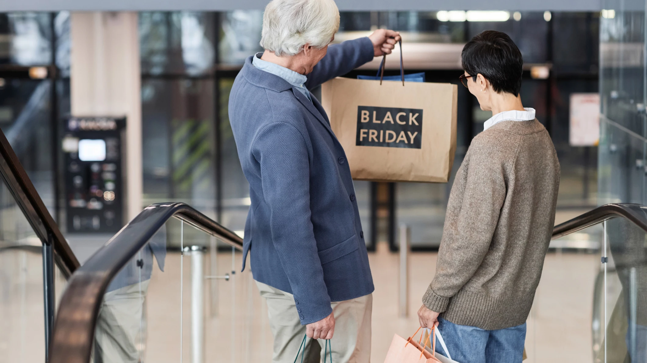 Pareja comprando durante el Black Friday