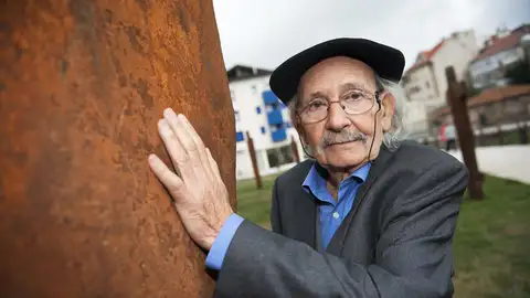 Agustin Ibarrola junto a una de sus esculturas. Agustin Ibarrola junto a una de sus esculturas.