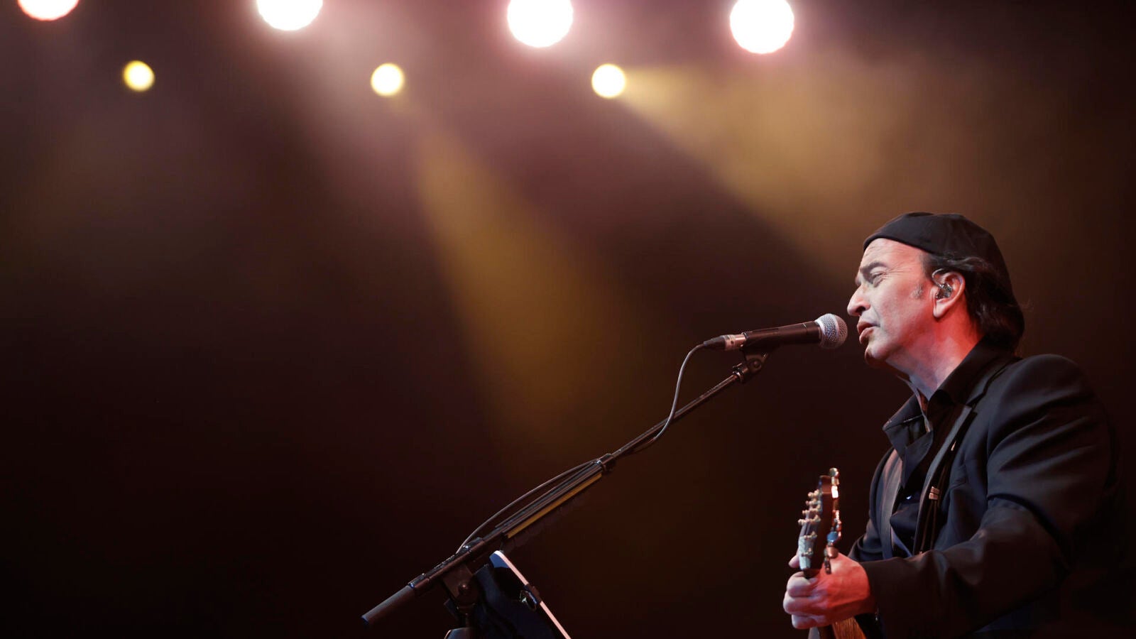 Álvaro Urquijo (Los Secretos) aplaza los conciertos de su gira por problemas de salud