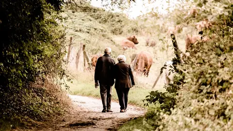 Personas mayores dando un paseo por el campo Personas mayores dando un paseo por el campo
