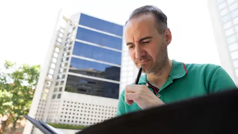Un hombre buscando trabajo Un hombre buscando trabajo