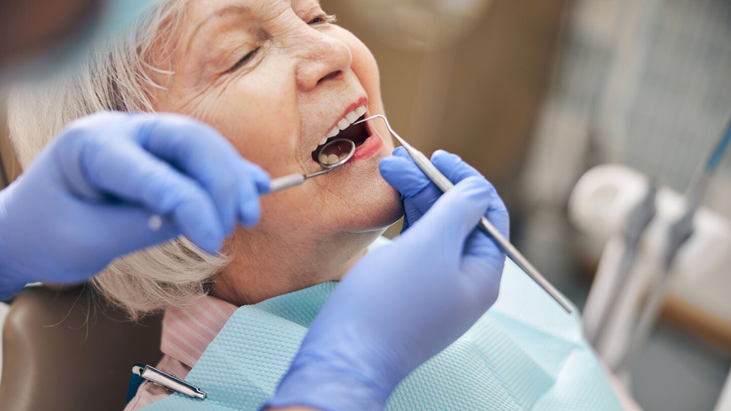 Mujer mayor en el dentista