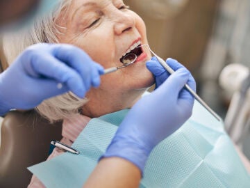 Mujer mayor en el dentista